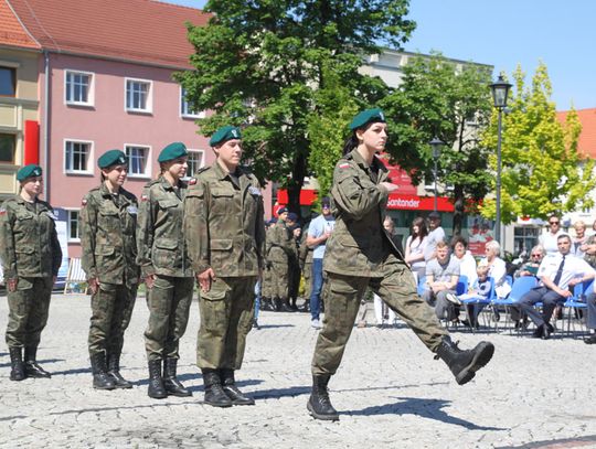 Uczniowie klas mundurowych z całej Opolszczyzny dali w Kędzierzynie-Koźlu popis musztry. ZDJĘCIA