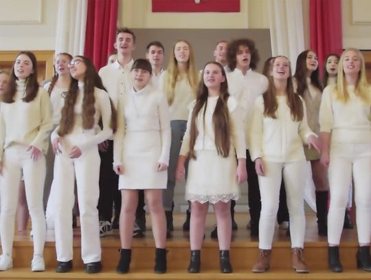 Uczniowie z kozielskiego liceum nagrali piękną piosenkę świąteczną. Premierowy teledysk. WIDEO