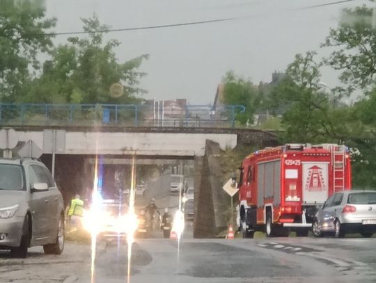 Ulica Kłodnicka nieprzejezdna. Strażacy wypompowują wodę spod wiaduktu kolejowego