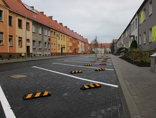 Ulica Słowackiego oddana do użytku po remoncie. Mieszkańcy mogą korzystać z nowych miejsc parkingowych