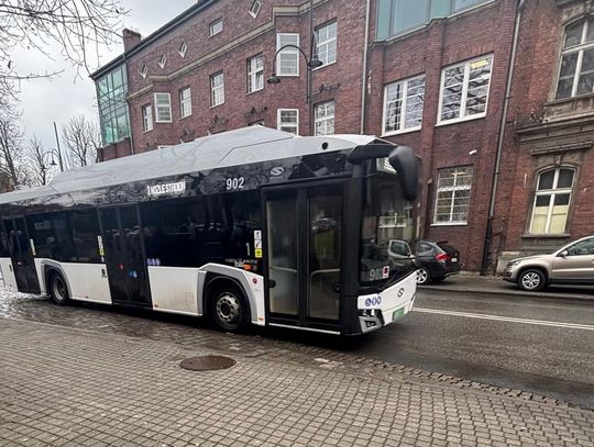 Ulice Kędzierzyna-Koźla przemierza testowy autobus Solaris. Jest tak cichy, że trzeba było go "podgłośnić"