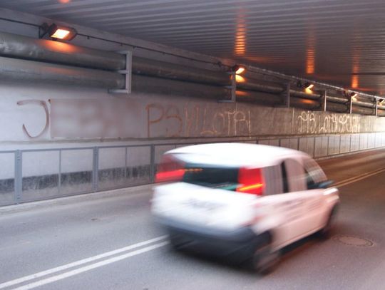 Uliczni „artyści” w akcji. Bohomazy na nowej elewacji wiaduktu. ZDJĘCIA