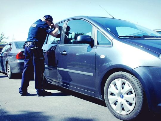 Upał może zabić! Nie zostawiajcie dzieci i zwierząt w samochodzie - apelują policjanci