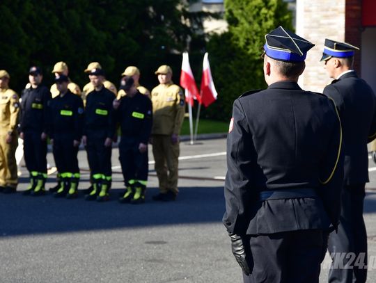 Uroczysta zbiórka z okazji Dnia Flagi w Komendzie Powiatowej PSP w Kędzierzynie-Koźlu. WIDEO