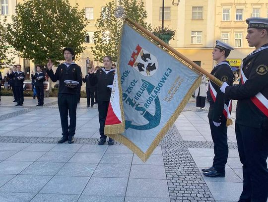 Uroczyste ślubowanie klas pierwszych Zespołu Szkół Żeglugi Śródlądowej na kozielskim Rynku. Składali przysięgę na sztandar