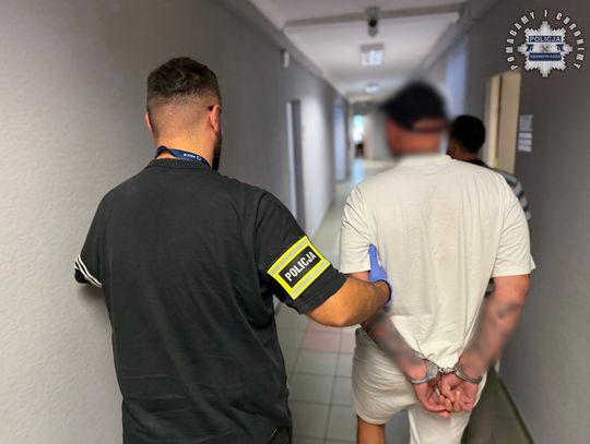 Uszkodził dwa auta na parkingu. 29-latek z sądowym zakazem wpadł w ręce policji