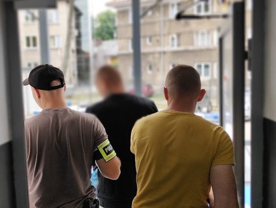 Uszkodzili drzwi mieszkania i grozili właścicielowi śmiercią. Policjanci zatrzymali 31 i 34-latka