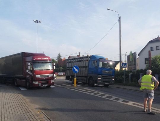 Uszkodzona ciężarówka zablokowała wyjazd z ronda w Większycach. ZDJĘCIA