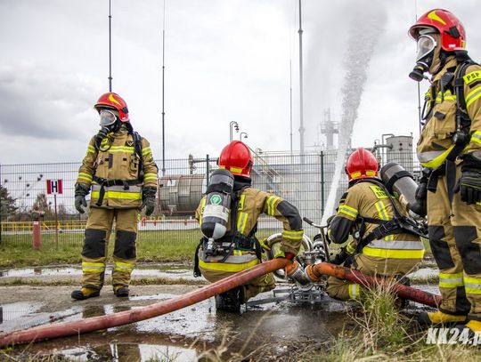 Uszkodzony zbiornik i wyciek niebezpiecznej substancji w Blachowni. Strażacy z całego województwa szkolili się na terenie zakładu