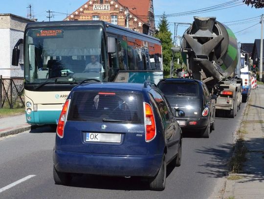 Utrudnienia dla kierowców w Kłodnicy. Trwa przebudowa chodnika i montaż sygnalizacji świetlnej