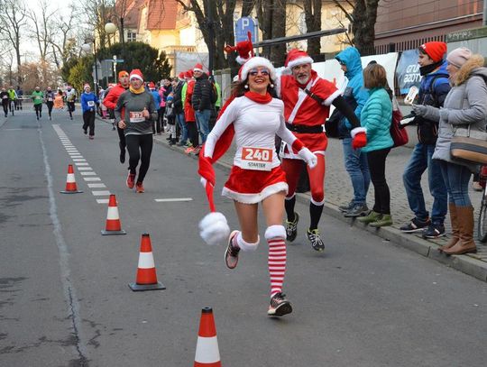 VI Bieg Mikołajkowy w Kędzierzynie-Koźlu. Pomogli choremu Szymonkowi. FOTOREPORTAŻ