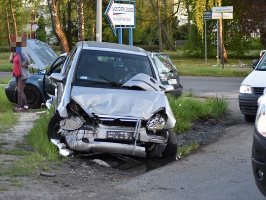 Volkswagen nie ustąpił pierwszeństwa na skrzyżowaniu. Groźnie wyglądająca kolizja w Azotach