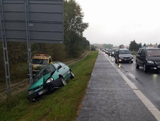 Volkswagen nie wyhamował i uderzył w znak. Kolizja na obwodnicy miasta