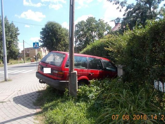 Volkswagen passat wbił się w ogrodzenie posesji. Kierowca był pijany