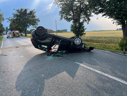 Volkswagen uderzył w drzewo i dachował. Droga między Większycami a Pokrzywnicą zablokowana
