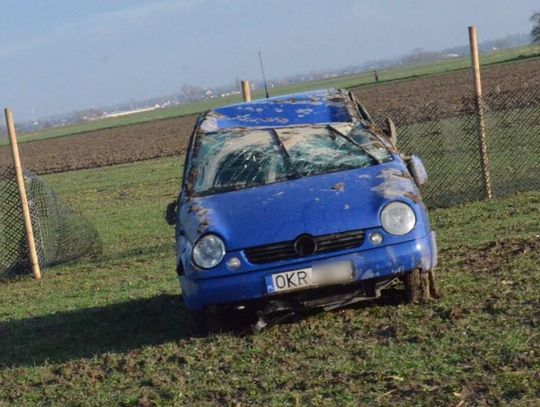 Volkswagen wypadł z drogi i dachował na polu. Niebezpieczne zdarzenie na drodze krajowej nr 45
