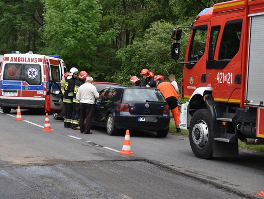 Volkswagen zderzył się z audi. Wypadek dwóch osobówek na drodze wojewódzkiej