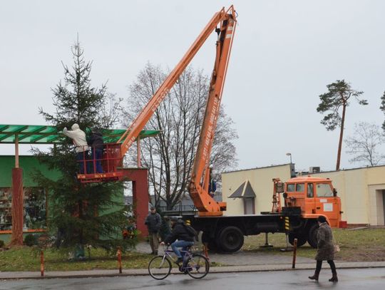 W Blachowni stanęła dziś wielka choinka. W czwartek rozświetlenie i osiedlowe Mikołajki