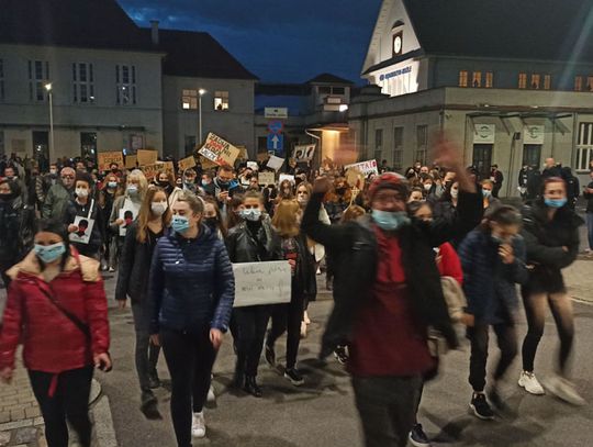 W centrum Kędzierzyna-Koźla zebrał się tłum protestujących. Idą aleją Jana Pawła II