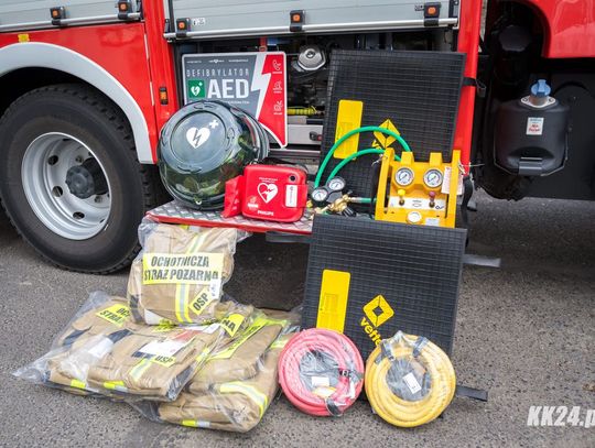 W Cisowej zawiśnie defibrylator AED. Strażacy otrzymali sprzęt w ramach Budżetu Obywatelskiego