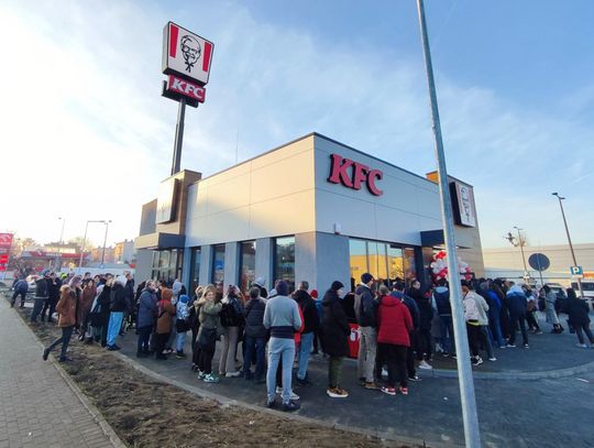 W Kędzierzynie-Koźlu otwarto pierwszą restaurację KFC. Przed lokalem długa kolejka. WIDEO