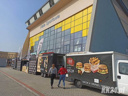 W Kędzierzynie-Koźlu zaczyna się zlot food trucków. Furgonetki rozstawiły się pod halą sportową