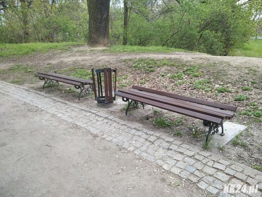 W kozielskim parku niebawem staną nowe ławki. Poprzednie zostały zdemolowane przez wandali