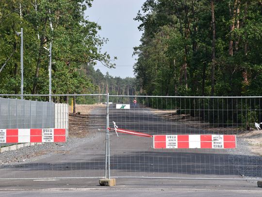 W lesie na osiedlu Piastów powstała nowa asfaltowa droga. Będzie prowadzić do tłoczni gazu