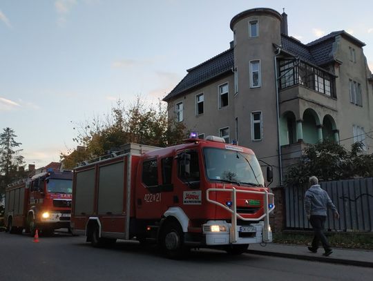 W mieszkaniu pojawiły się kłęby dymu. Interwencja straży w Koźlu Porcie