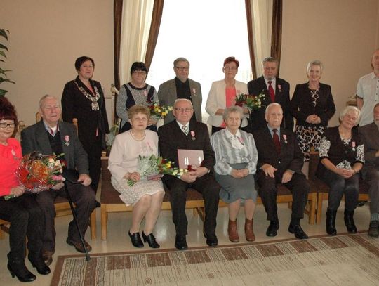 W miłości przeżyli już pół wieku. Wręczenie medali „Za długoletnie pożycie małżeńskie”. ZDJĘCIA