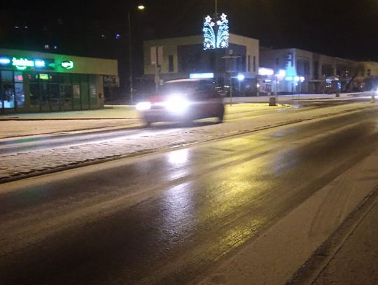 W nocy może być bardzo ślisko. Służby meteorologiczne ostrzegają przed gołoledzią