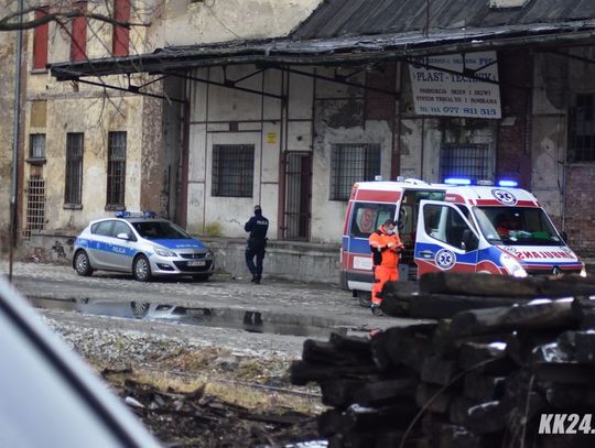 W opuszczonej hali na Pogorzelcu znaleziono zwłoki mężczyzny. Na miejscu policja i prokurator