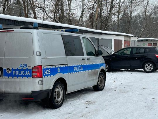 W samochodzie zaparkowanym przy garażach znaleziono zwłoki mężczyzny. Policjanci wyjaśniają okoliczności śmierci 50-latka