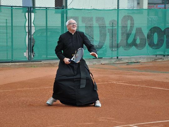 W sutannie na korcie. W Kędzierzynie-Koźlu trwają mistrzostwa księży w tenisie ziemnym