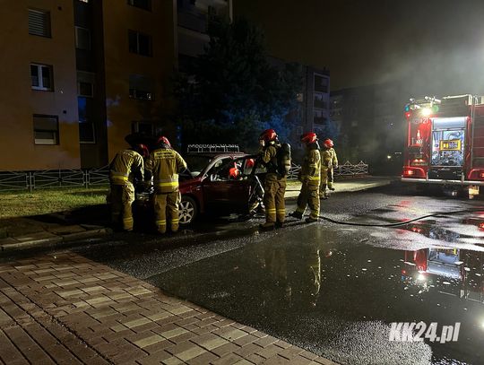 W zaparkowanym seacie pojawił się ogień. Straż pożarna i policja interweniowały na Pogorzelcu