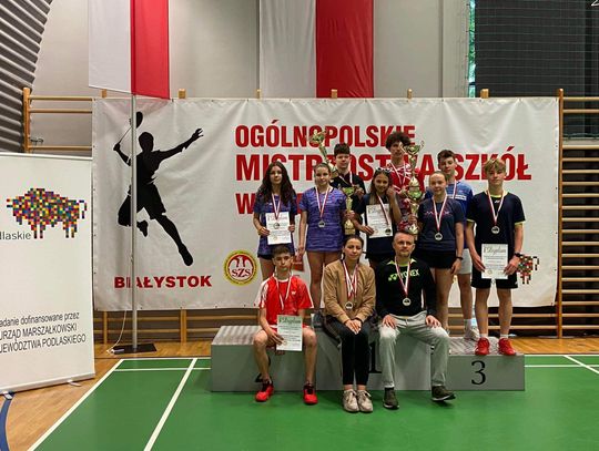 Walczyli z najlepszymi z całej Polski. Uczniowie "Dziewiętnastki" złotymi i srebrnymi medalistami w badmintonie