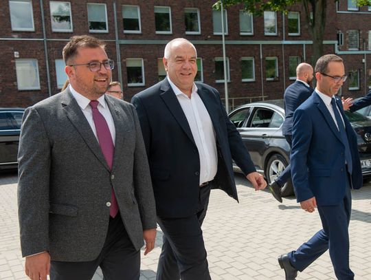 Minister aktywów państwowych Jacek Sasin wraz z wiceministrem obrony Marcinem Ociepą odwiedzili Grupę Azoty ZAK