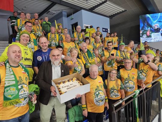 Wiceprezydent Radłowski obdarował kibiców z Zawiercia ciastem. To nagroda za wygrany zakład