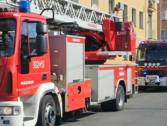 Widział na dachu bloku mężczyznę z dzieckiem. Świadek wezwał służby ratunkowe