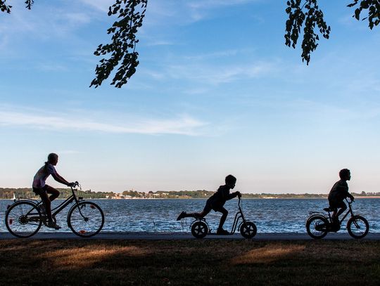 Wiek dziecka a przyczepka rowerowa – kiedy można zacząć wozić malucha?