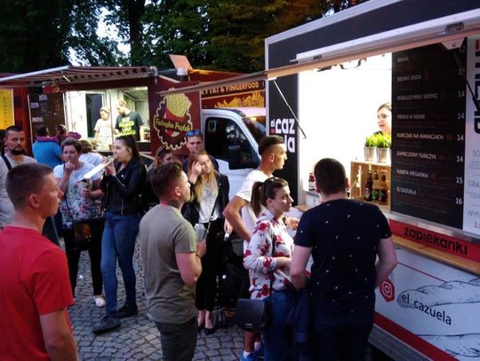 Wielka wyżerka w Koźlu. Trwa zlot food trucków. Tak było pierwszego dnia. ZDJĘCIA