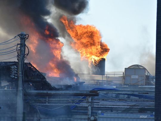 Wielki pożar hali produkcyjnej w Pawłowiczkach. Słup dymu jest widoczny z kilkunastu kilometrów. ZDJĘCIA