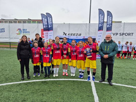 Wielki sukces piłkarek z PSP 5. Wywalczyły awans do ogólnopolskiego finału „Z Orlika na Stadion”