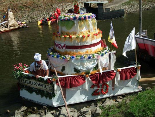 Wielki tort płynie Odrą w stronę Koźla. W niedzielę finał jubileuszowych "Pływadeł" na Szkwale