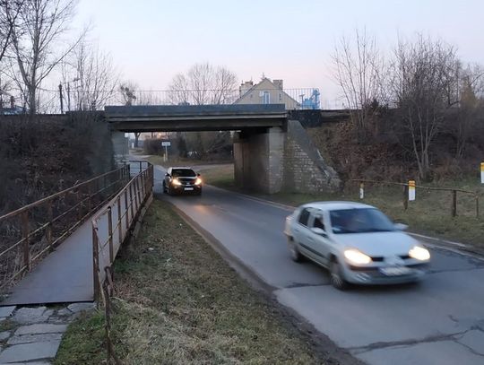 Wiosną drogowcy pogłębią przejazd pod wiaduktem kolejowym w Rogach