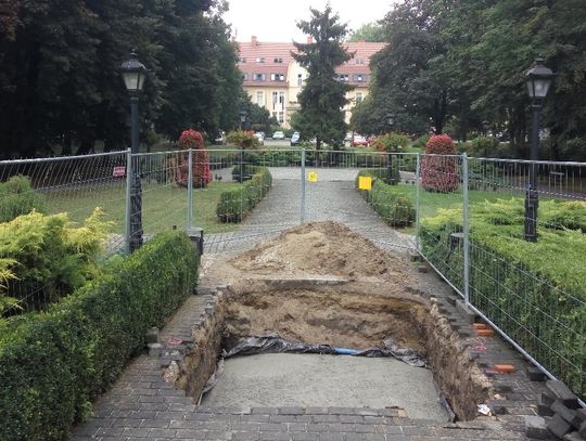 Wkopują fundamenty pod pomnik Piłsudskiego. Ruszyły prace na na placu Rady Europy