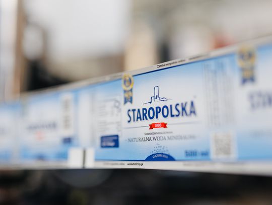 Woda bez kaucji – dlaczego firmy coraz częściej wybierają taki model dostaw
