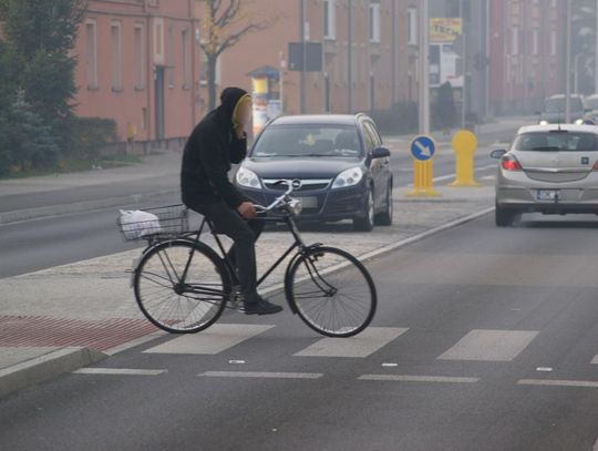 Wolnoamerykanka na Kozielskiej. Kierowcy parkują auta na środku drogi