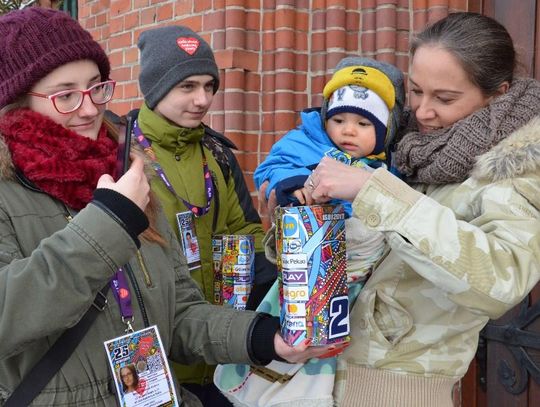 Wolontariusze Wielkiej Orkiestry Świątecznej Pomocy kwestują na ulicach Kędzierzyna-Koźla. ZDJĘCIA