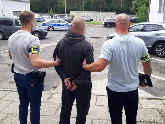 Wpadł, gdy jechał rowerem. 39-latek poszukiwany za znęcanie się nad partnerką zatrzymany przez policję